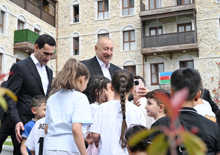 President Ilham Aliyev and President Serdar Berdimuhamedov visit first residential complex built in Shusha city (PHOTO)