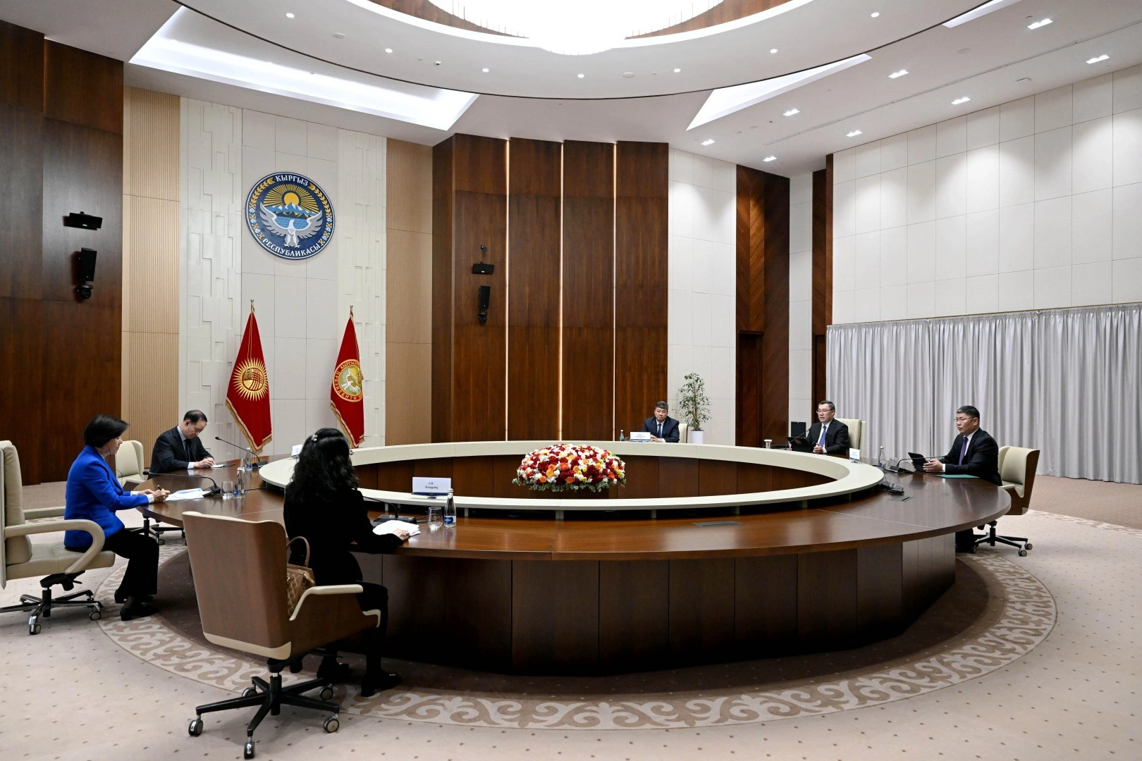 Kyrgyzstan and China discuss infrastructure and healthcare cooperation