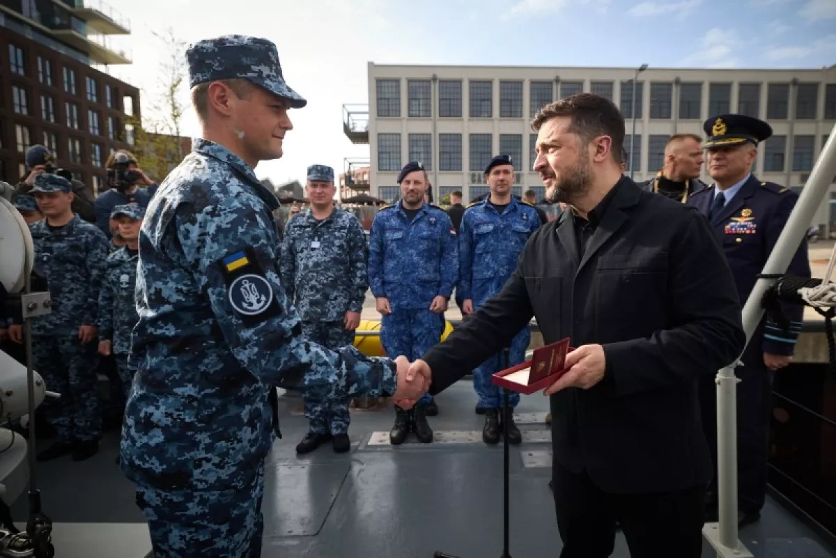 Zelenskyy, Dutch PM visit Ukrainian troops training on mine countermeasure vessel PHOTO