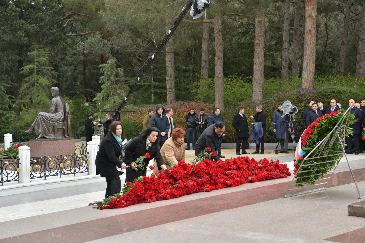 Azerbaijani Parliament staff commemorate National Leader Heydar Aliyev at Alley of Honor (PHOTO)
