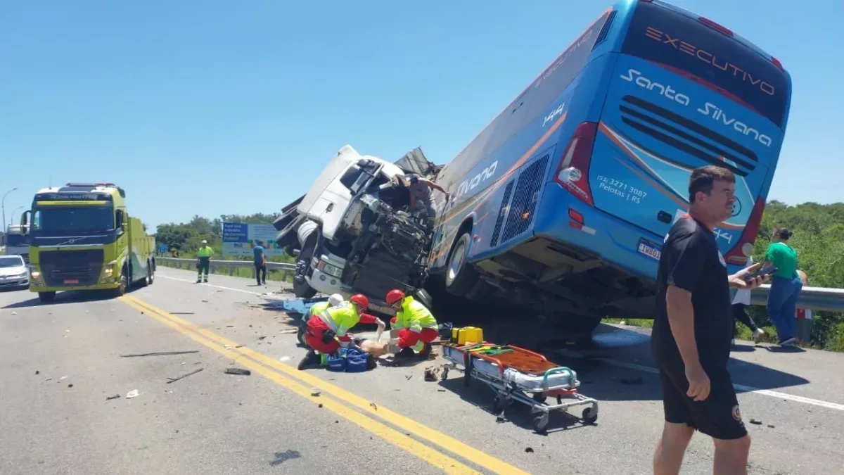 Eleven killed in bus–truck collision in southern Brazil
