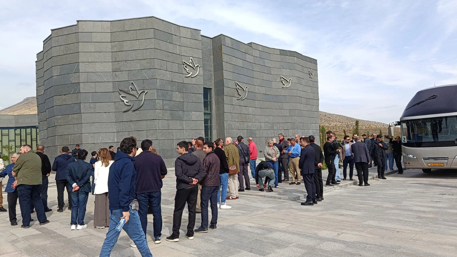International conference participants visit Khojaly Genocide Memorial (PHOTO)
