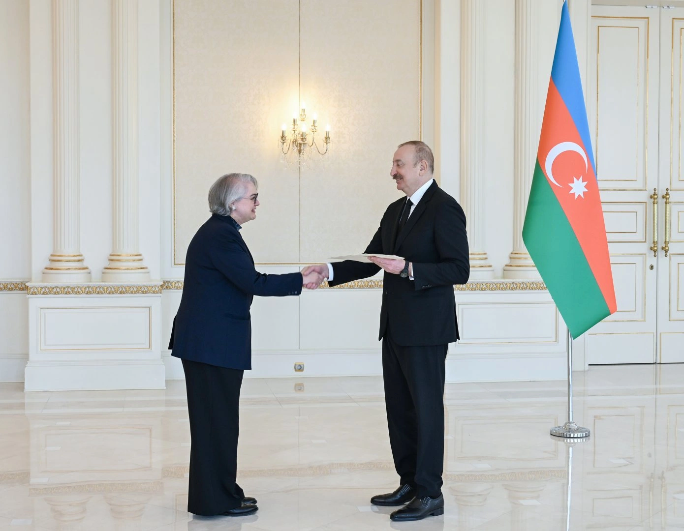 President Ilham Aliyev accepts credentials of Australia's newly appointed ambassador (PHOTO)