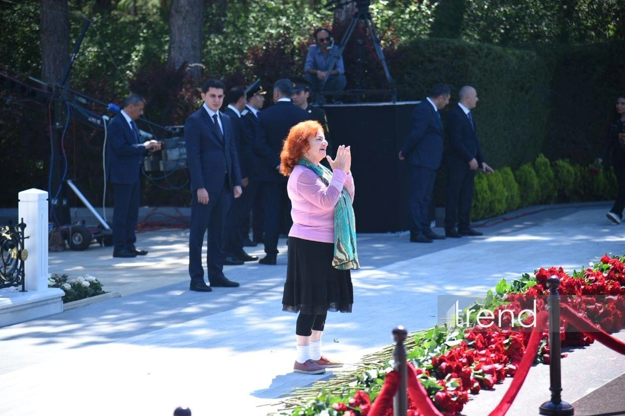 Azerbaijani people honor memory of National Leader Heydar Aliyev (PHOTO)