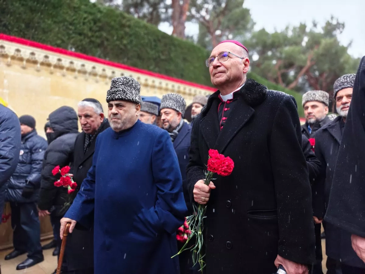 Orthodox clergy lay flowers at Alley of Martyrs for January 20 victims