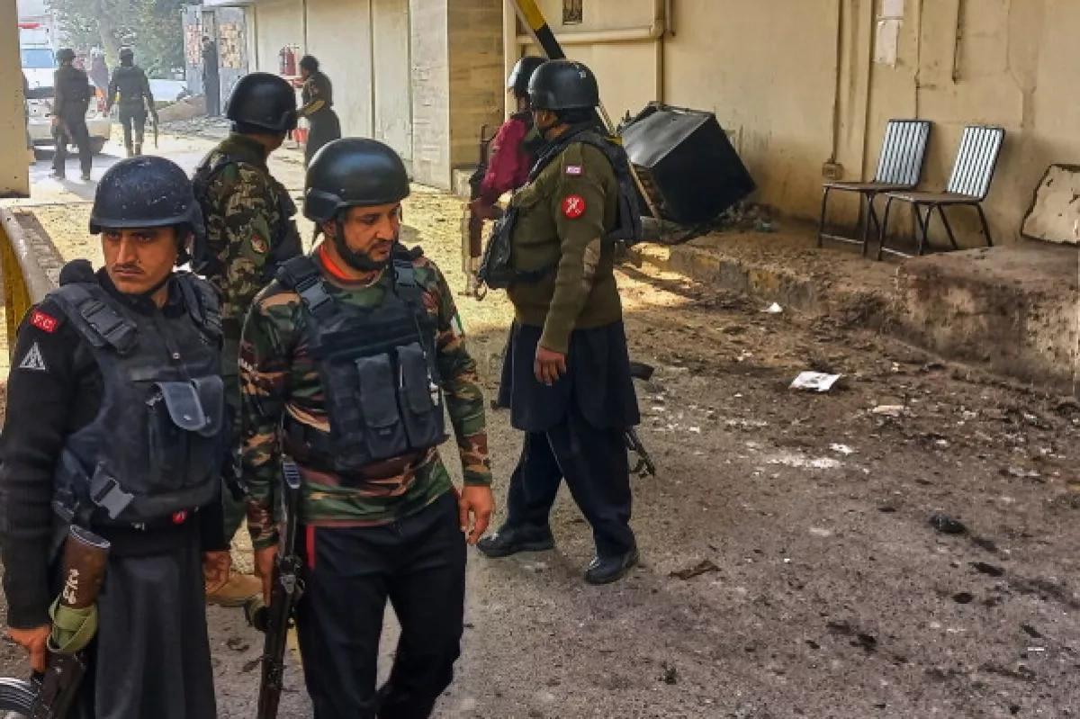 Suicide bombing at Pakistan security post kills at least 14
