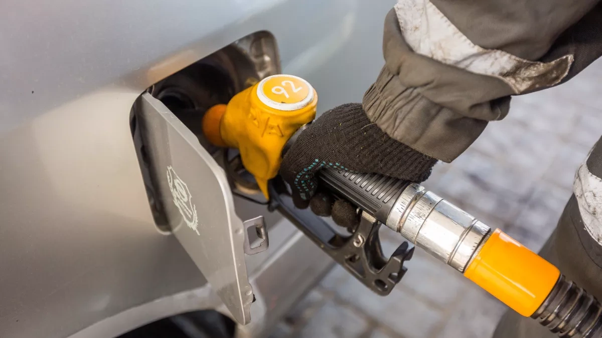 Petrol reaches €2 per litre in France, diesel sets new record