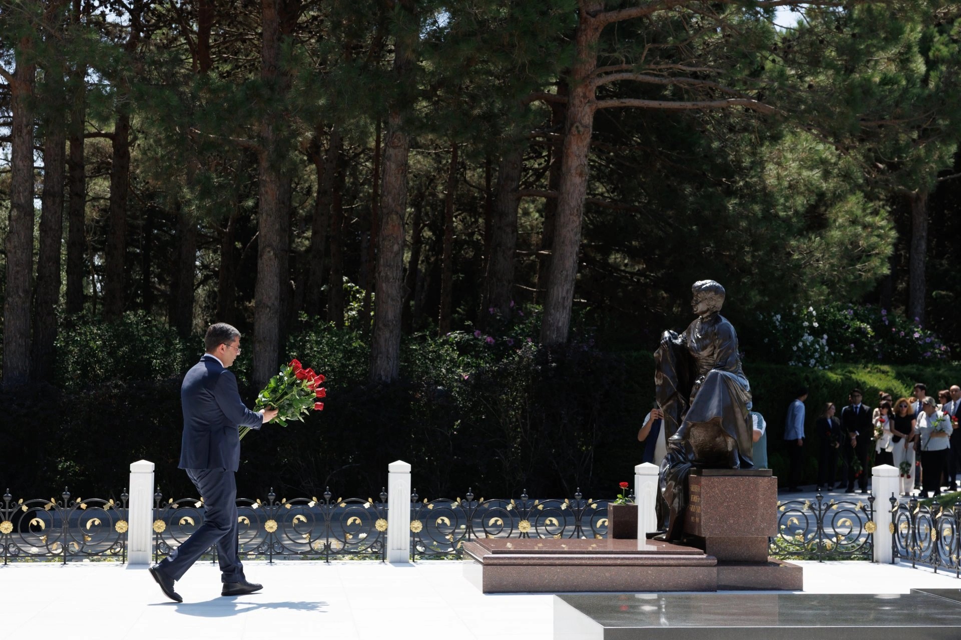 Azerbaijani media officials visit Alley of Honor to mark National Press Day (PHOTO)