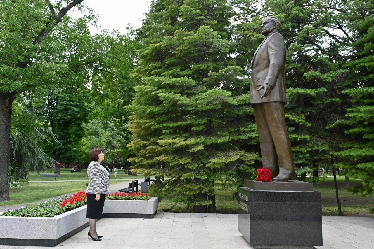 Speaker of Azerbaijani Parliament visits monument to National Leader Heydar Aliyev in Belgrade (PHOTO)