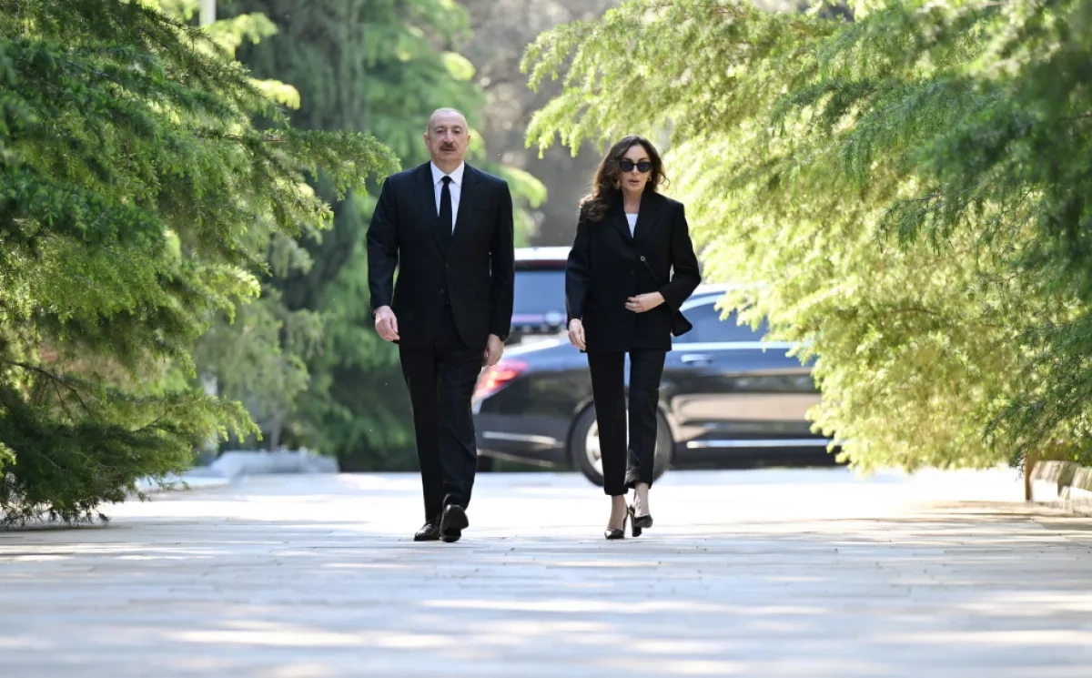 Azerbaijani president, first lady pay tribute to National Leader Heydar Aliyev Photo