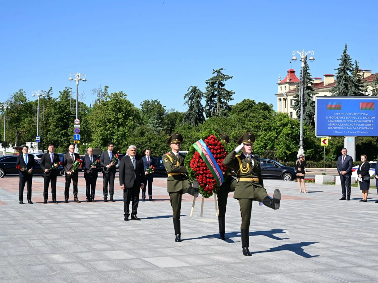 Azerbaijani deputy prime minister's delegation visits Victory Monument in Minsk (PHOTO)