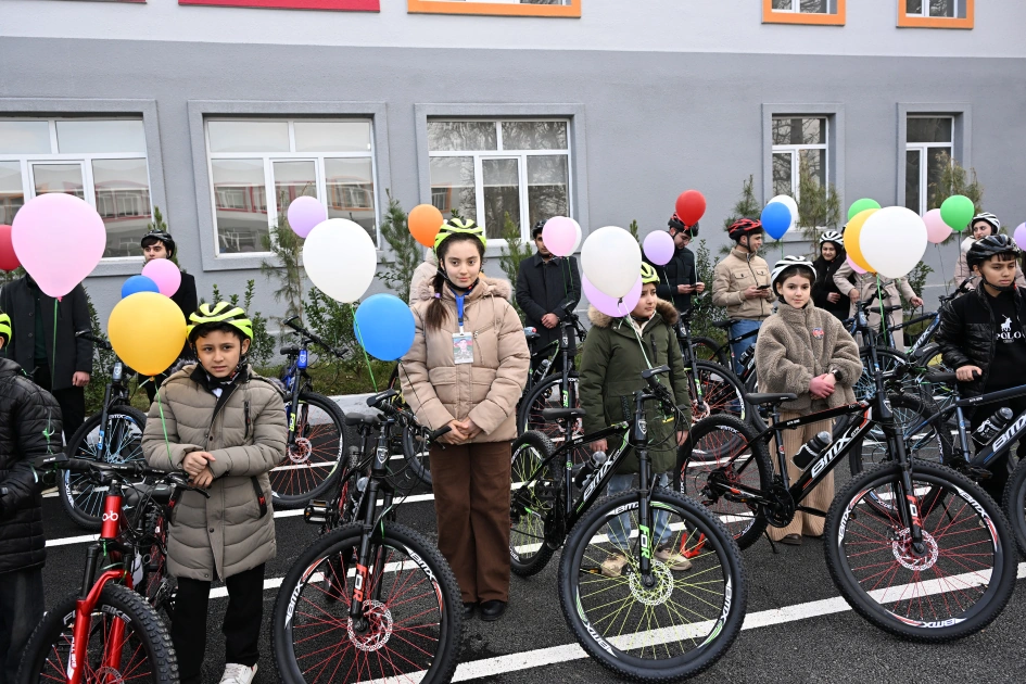 Heydar Aliyev Foundation VP Leyla Aliyeva and Alena Aliyeva visit STEAM center and Secondary School No. 37 in Ganja (PHOTO)