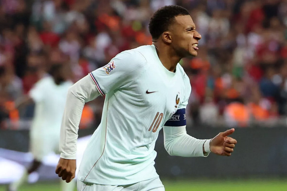Knee injury threatens to disrupt Mbappé’s season after France goal