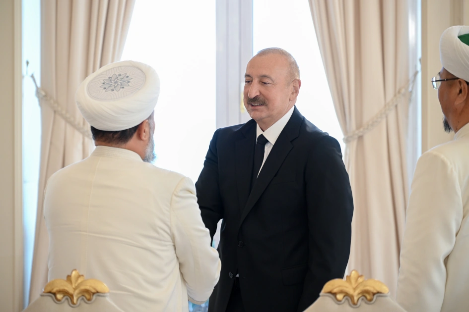 President Ilham Aliyev receives participants of international conferences held in Baku (PHOTO)