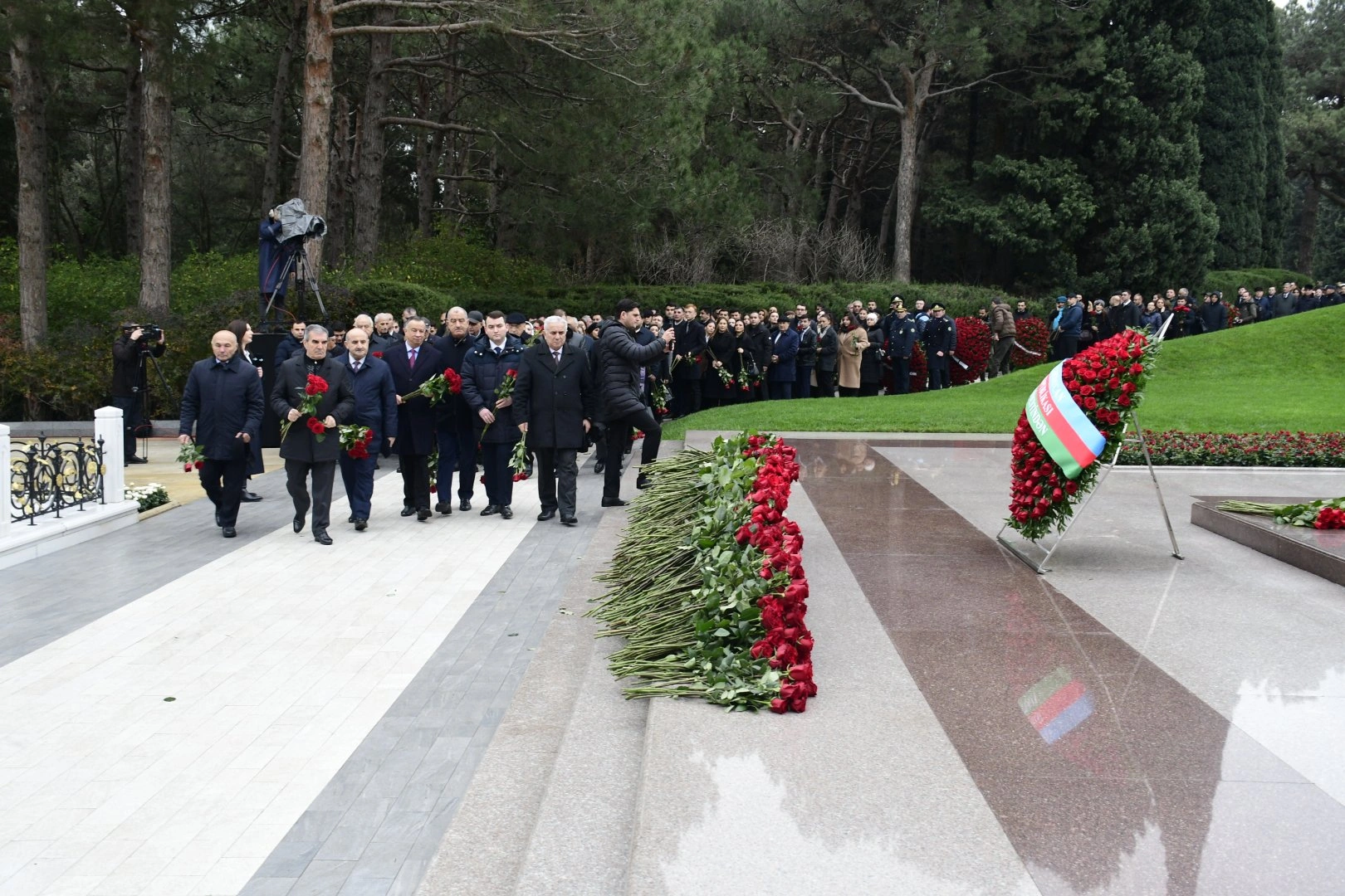 New Azerbaijan Party representatives honor National Leader Heydar Aliyev's memory (PHOTO)