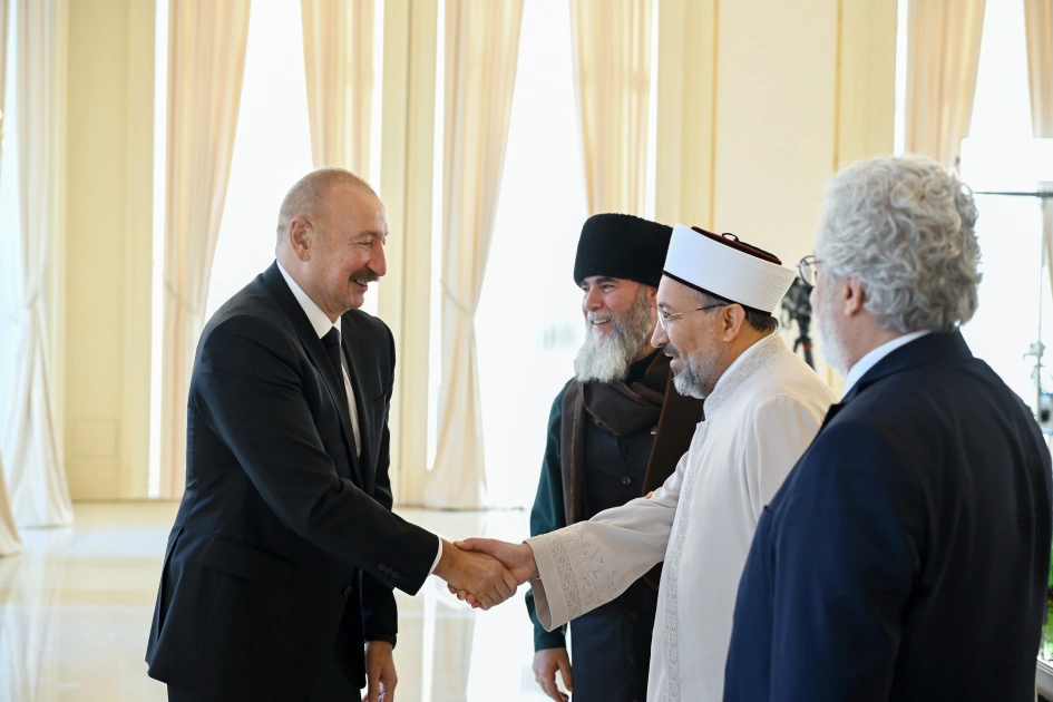 President Ilham Aliyev receives participants of international conferences held in Baku (PHOTO)