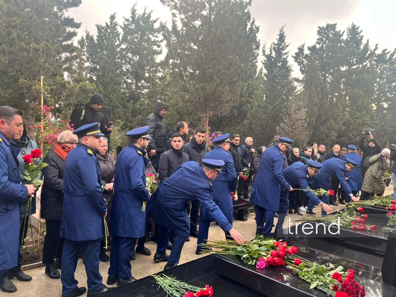 Azerbaijani officials honor fallen AZAL crew on anniversary of Aktau plane crash (PHOTO)
