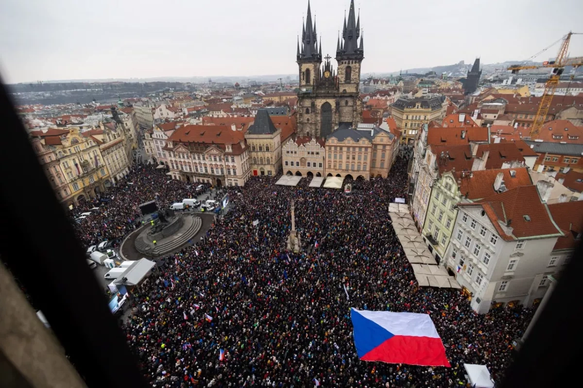 Tens of thousands rally in Prague to show support for President Pavel PHOTO / VIDEO