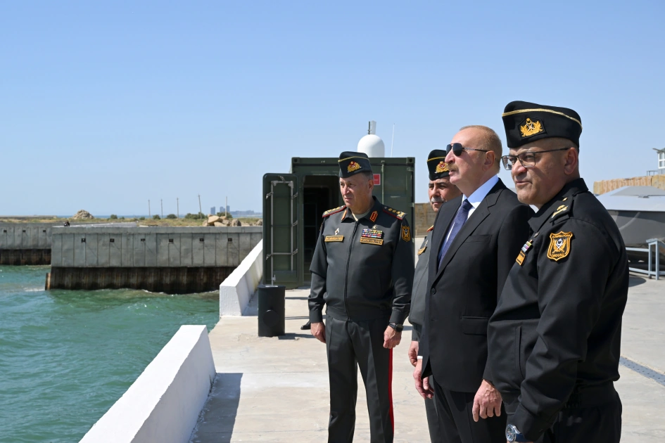 President Ilham Aliyev and First Lady Mehriban Aliyeva visit Azerbaijani Navy (PHOTO)