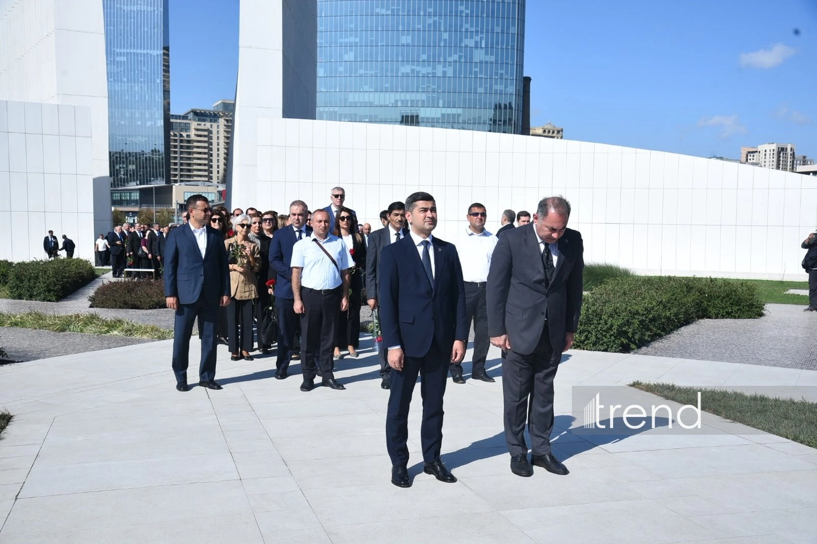 Azerbaijani officials pay tribute at Victory Park Memorial on Remembrance Day (PHOTO)