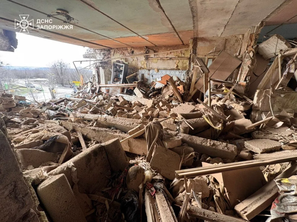 Russian airstrike hits Zaporizhzhia apartment block, civilians injured PHOTO