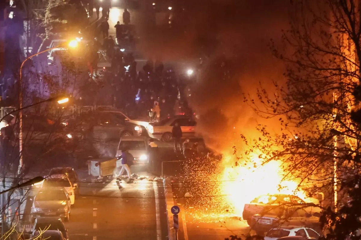 Footage shows police officer killed in protests in Iran Video