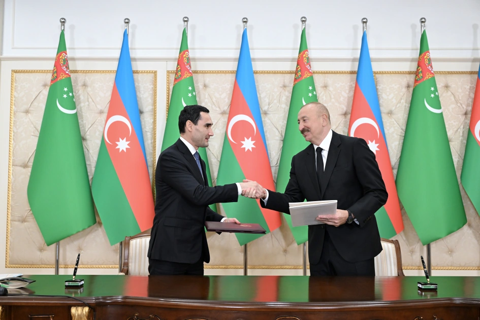 Azerbaijan and Turkmenistan exchange documents (PHOTO)