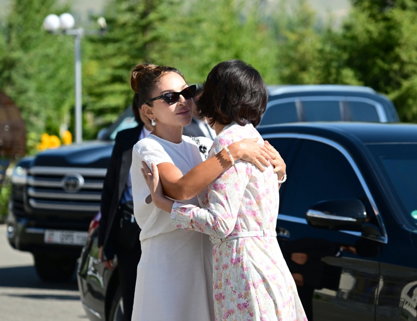First Lady Mehriban Aliyeva visits “Altyn Balalyk” Health and Rehabilitation Center in Cholpon-Ata (PHOTO/VIDEO)