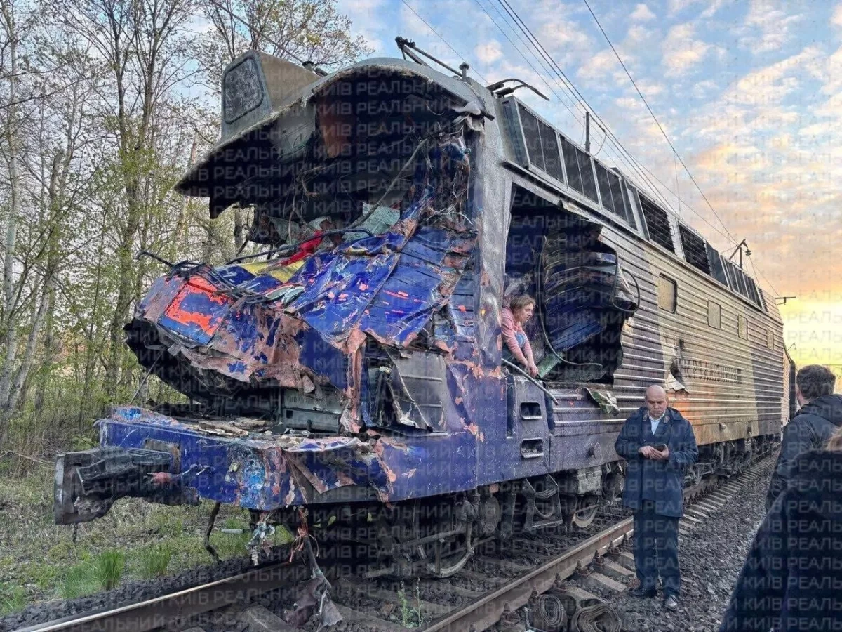 Train driver killed in western Ukraine after collision with crane PHOTO / VIDEO