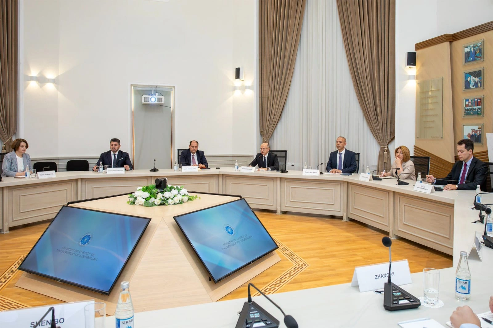 Azerbaijan, China Energy International Group brainstorm renewable energy projects (PHOTO)