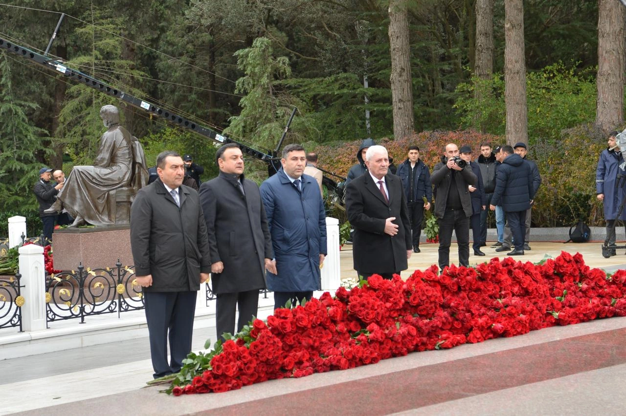 Azerbaijani Parliament staff commemorate National Leader Heydar Aliyev at Alley of Honor (PHOTO)