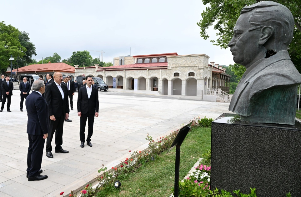 President Ilham Aliyev and President Serdar Berdimuhamedov view bullet-riddled busts of Azerbaijan’s prominent figures in Shusha (PHOTO)