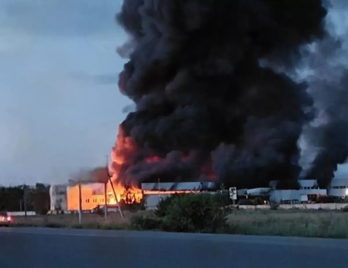 Fire destroys Nova Poshta terminal after strike on Ukraine's Kryvyi Rih VIDEO