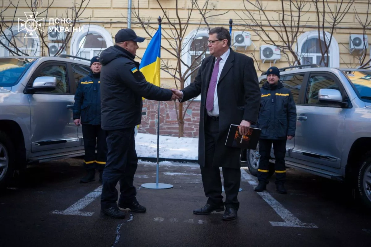 Ukraine emergency service receives armoured Land Cruisers from UK PHOTO / VIDEO