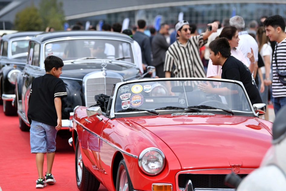 Vice-President of Heydar Aliyev Foundation Leyla Aliyeva and Arzu Aliyeva watch classic car parade and exhibition (PHOTO)