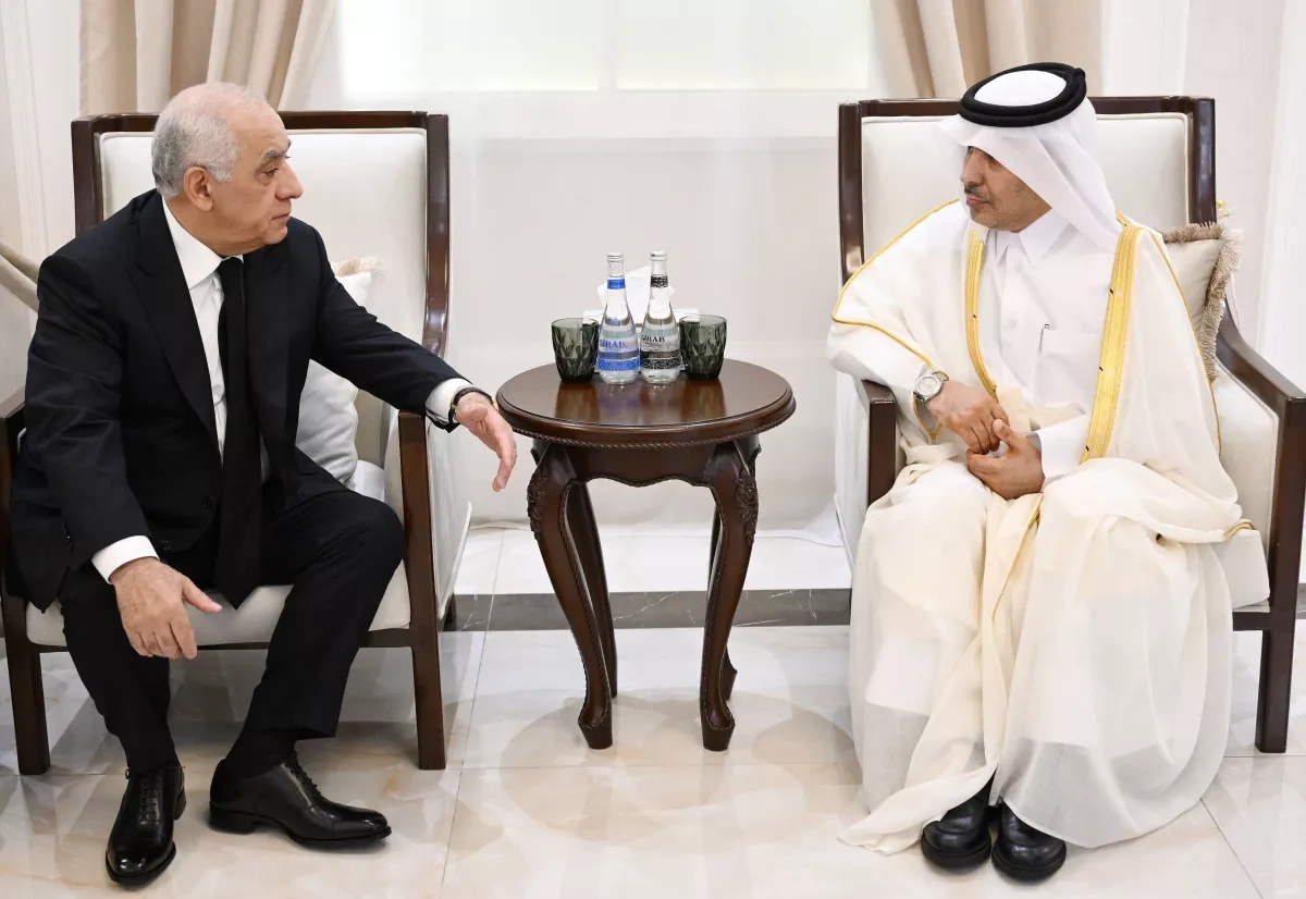Azerbaijani PM signs condolence book following death of former Qatari emir PHOTO