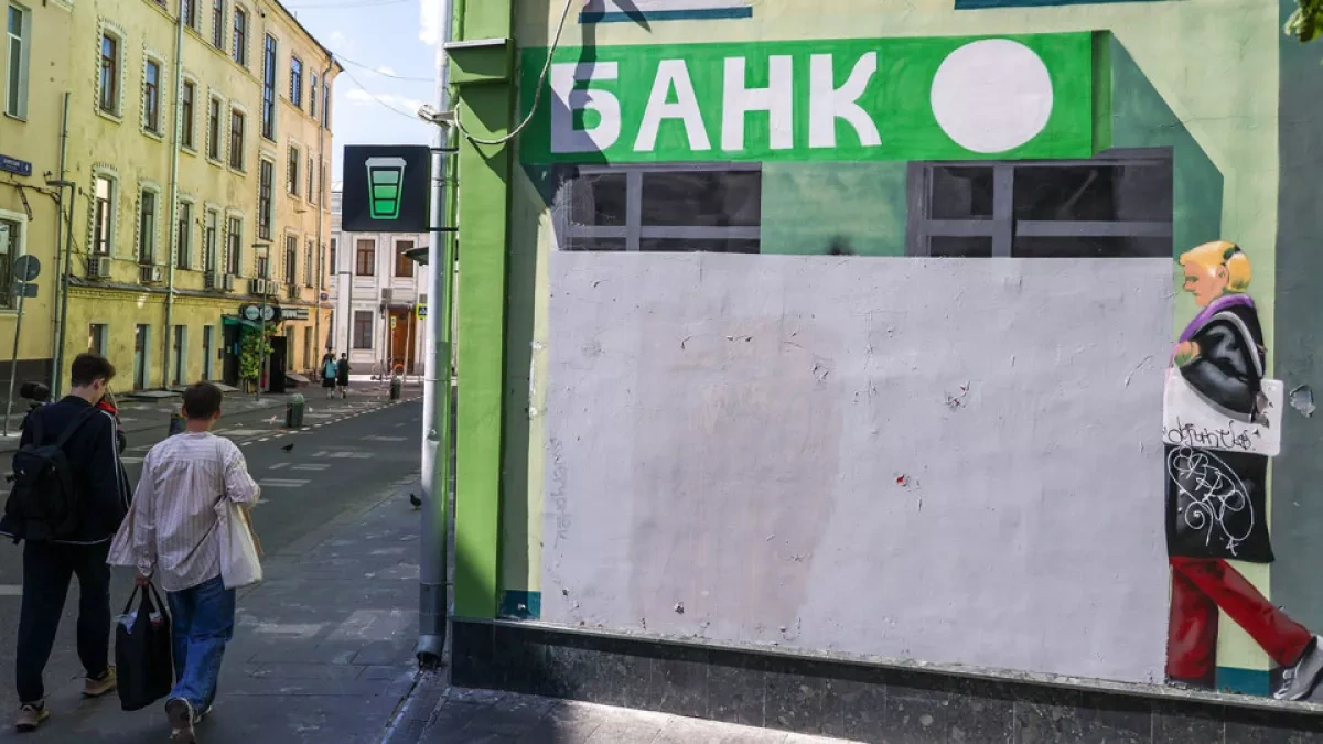 Russian banks slash branches as customers move online