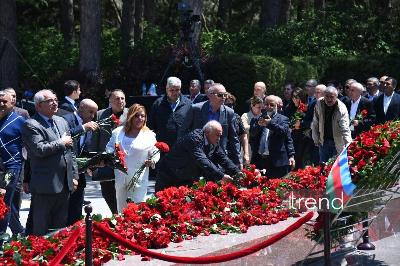Azerbaijani people honor memory of National Leader Heydar Aliyev (PHOTO)