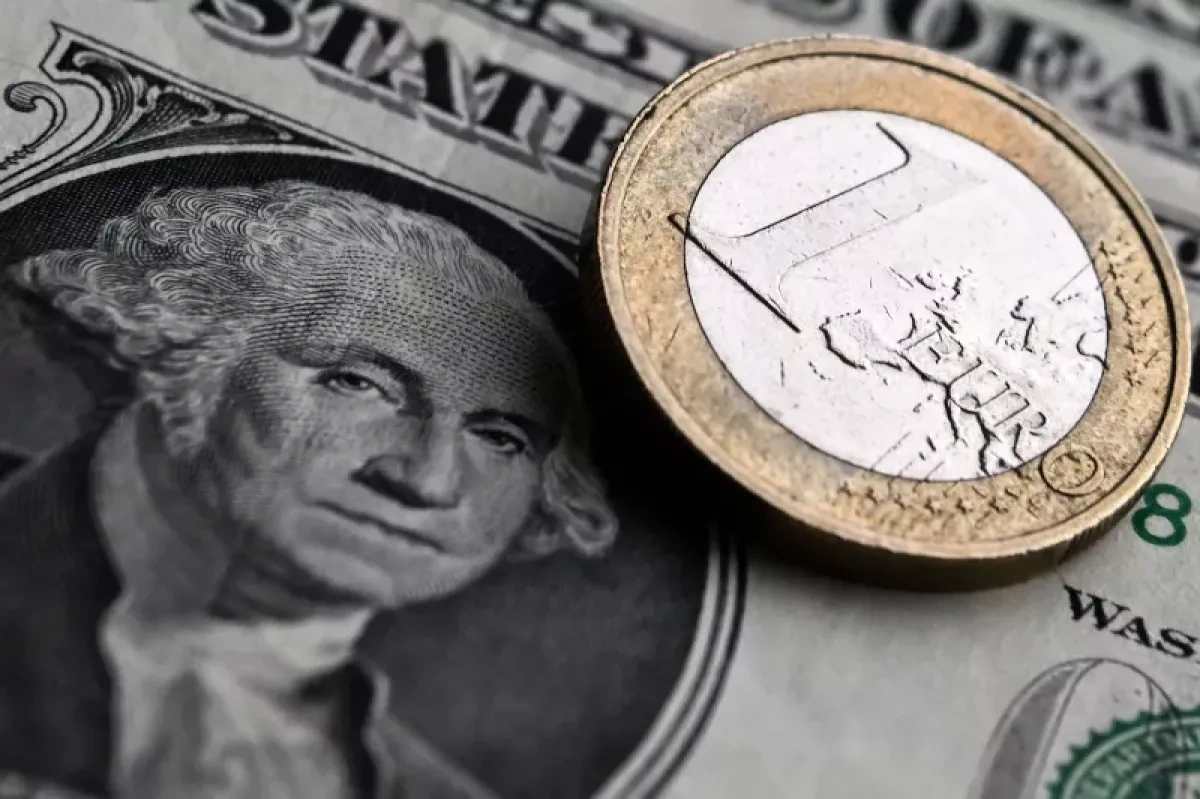 US dollar slides as fiscal strains, policy uncertainty mount