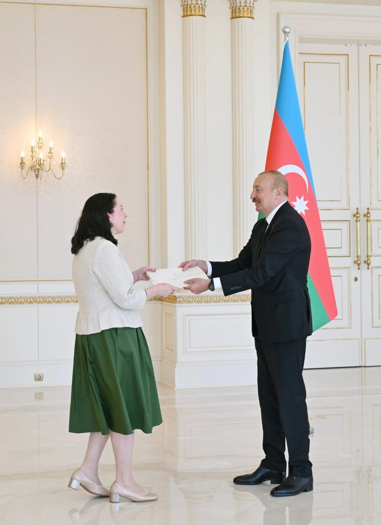 President Ilham Aliyev accepts credentials of Ireland's new ambassador to Azerbaijan (PHOTO)