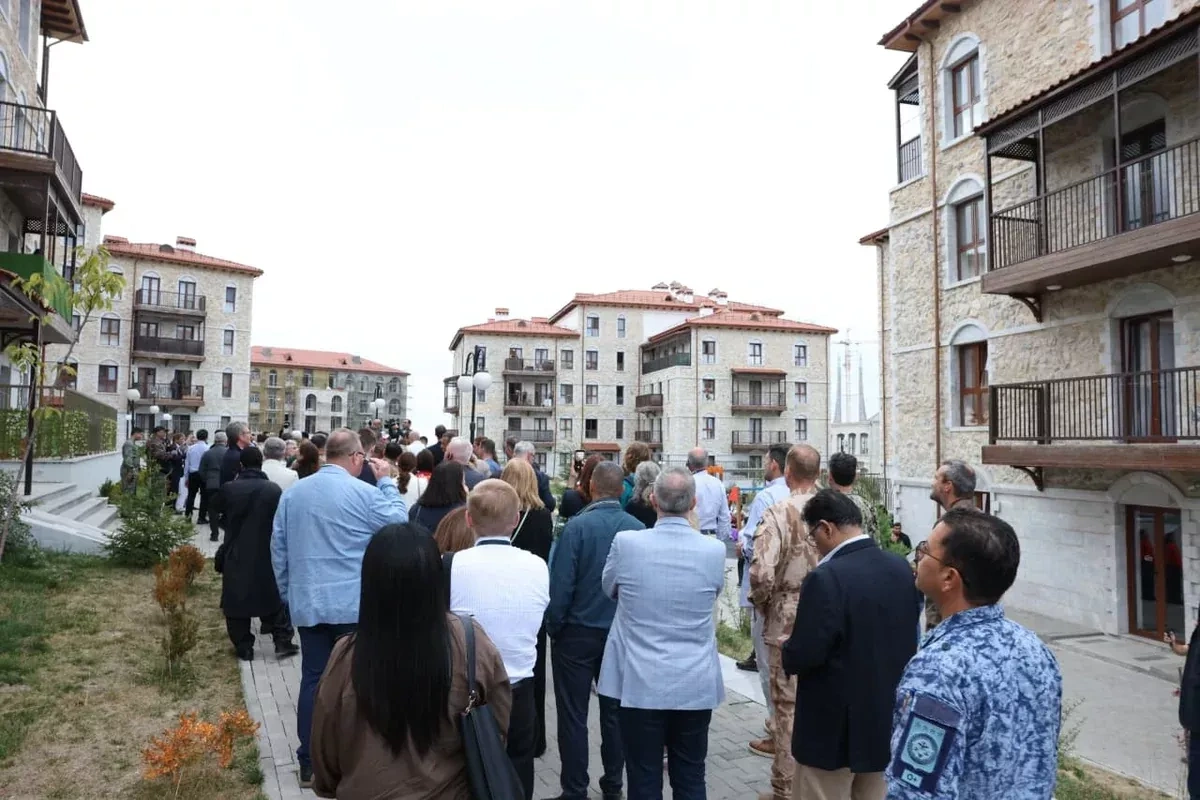 Foreign diplomats see Shusha’s new residential face PHOTO