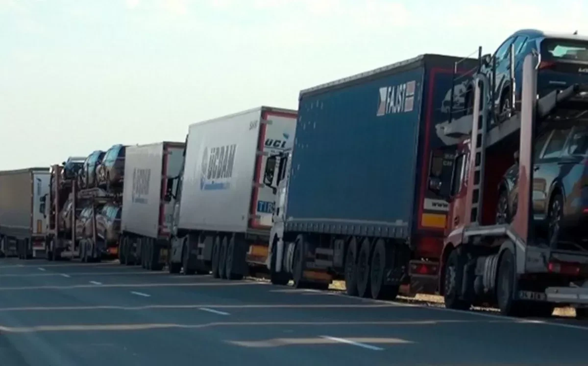 Truck crossings resume between Azerbaijan and Iran
