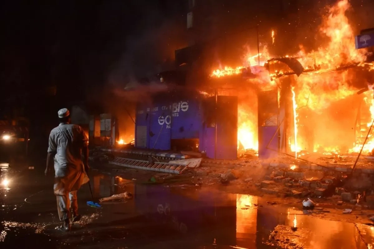 Massive fire in Pakistan's shopping mall leaves 11 dead, dozens missing Photo