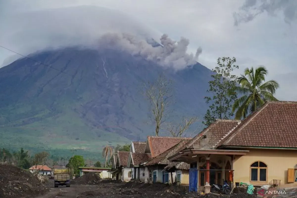 Indonesian volcano Semeru erupts, ash reaches 3,000 metres PHOTO