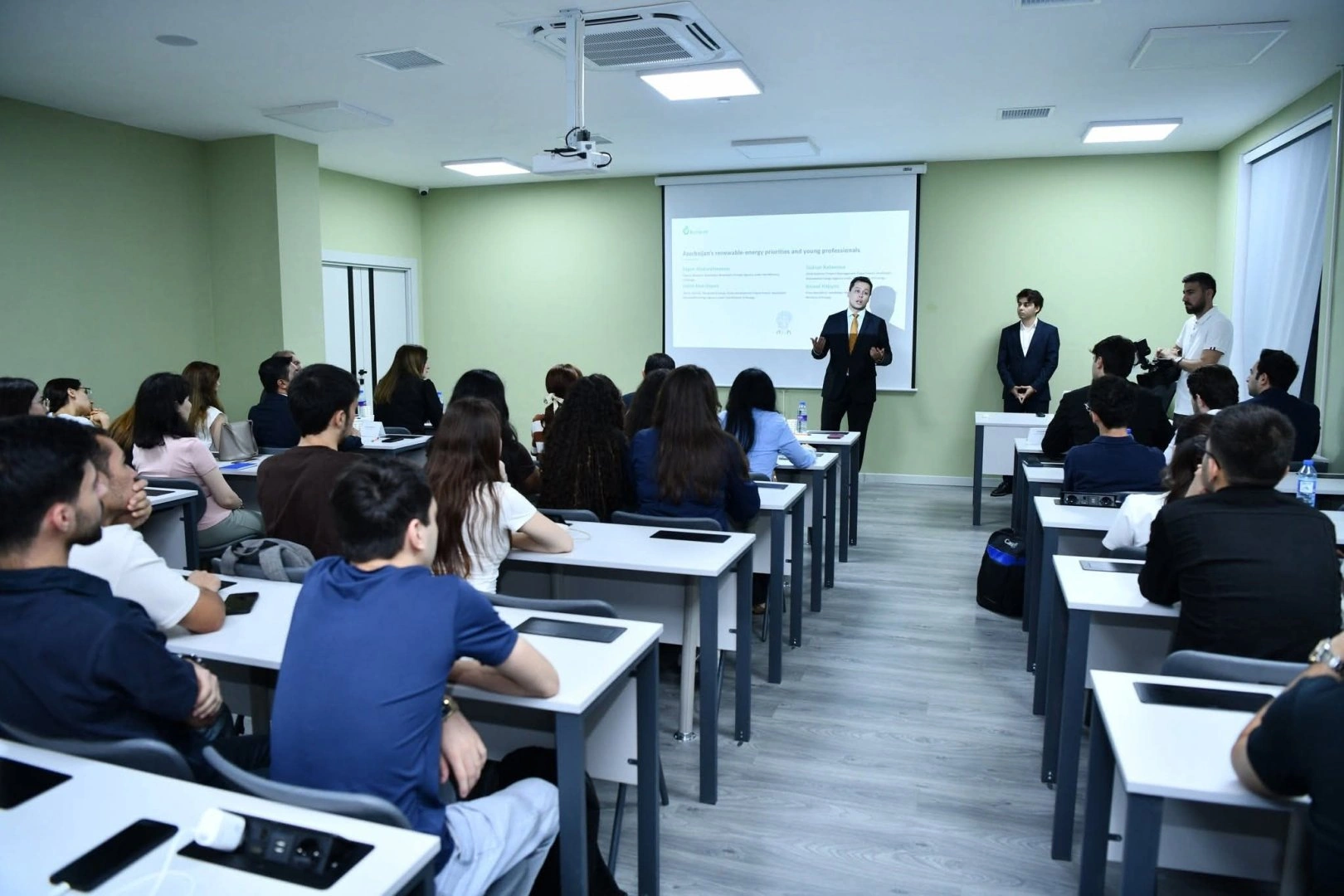 Azerbaijan connects rise in renewable energy specialists to expansion of projects (PHOTO)