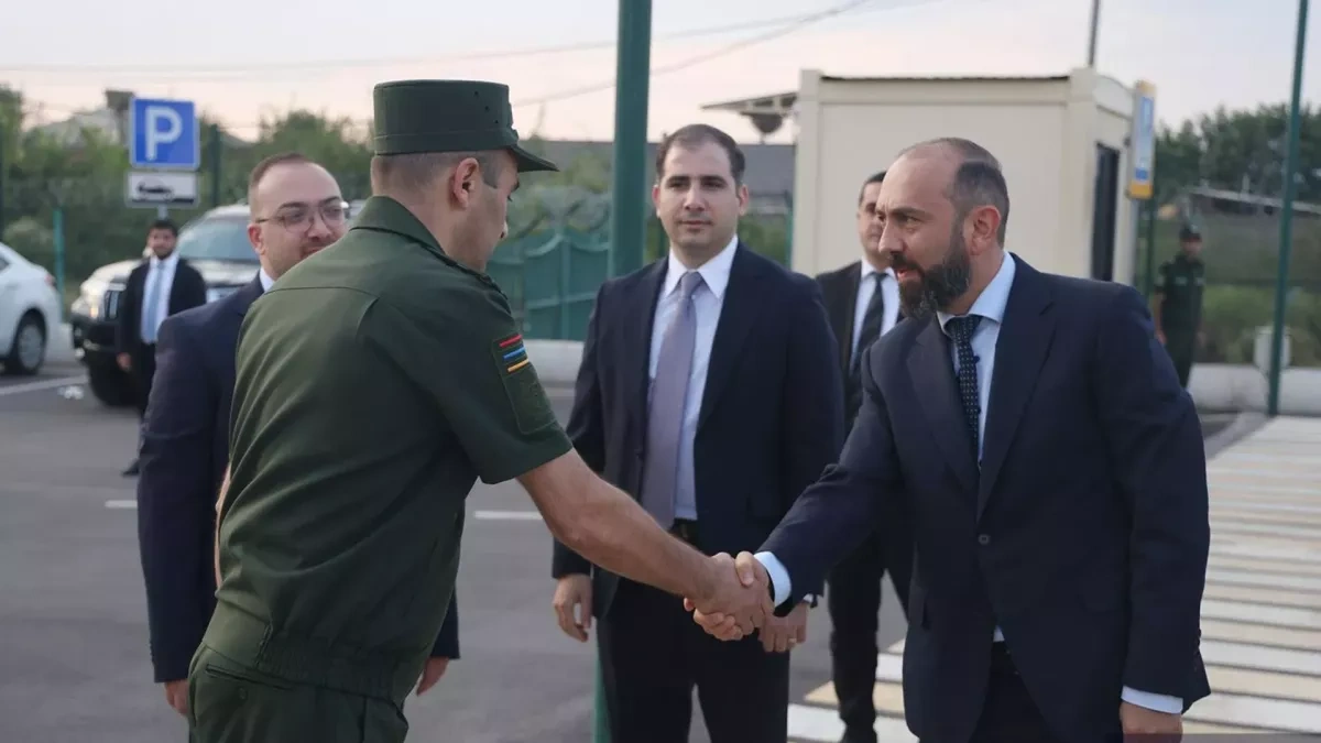 Armenian FM Mirzoyan visits Margara checkpoint on Turkish border PHOTO