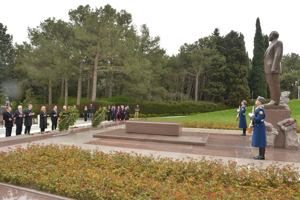 Türkiye, Northern Cyprus parliamentary reps pay tribute at Azerbaijan’s memorial sites (PHOTO)