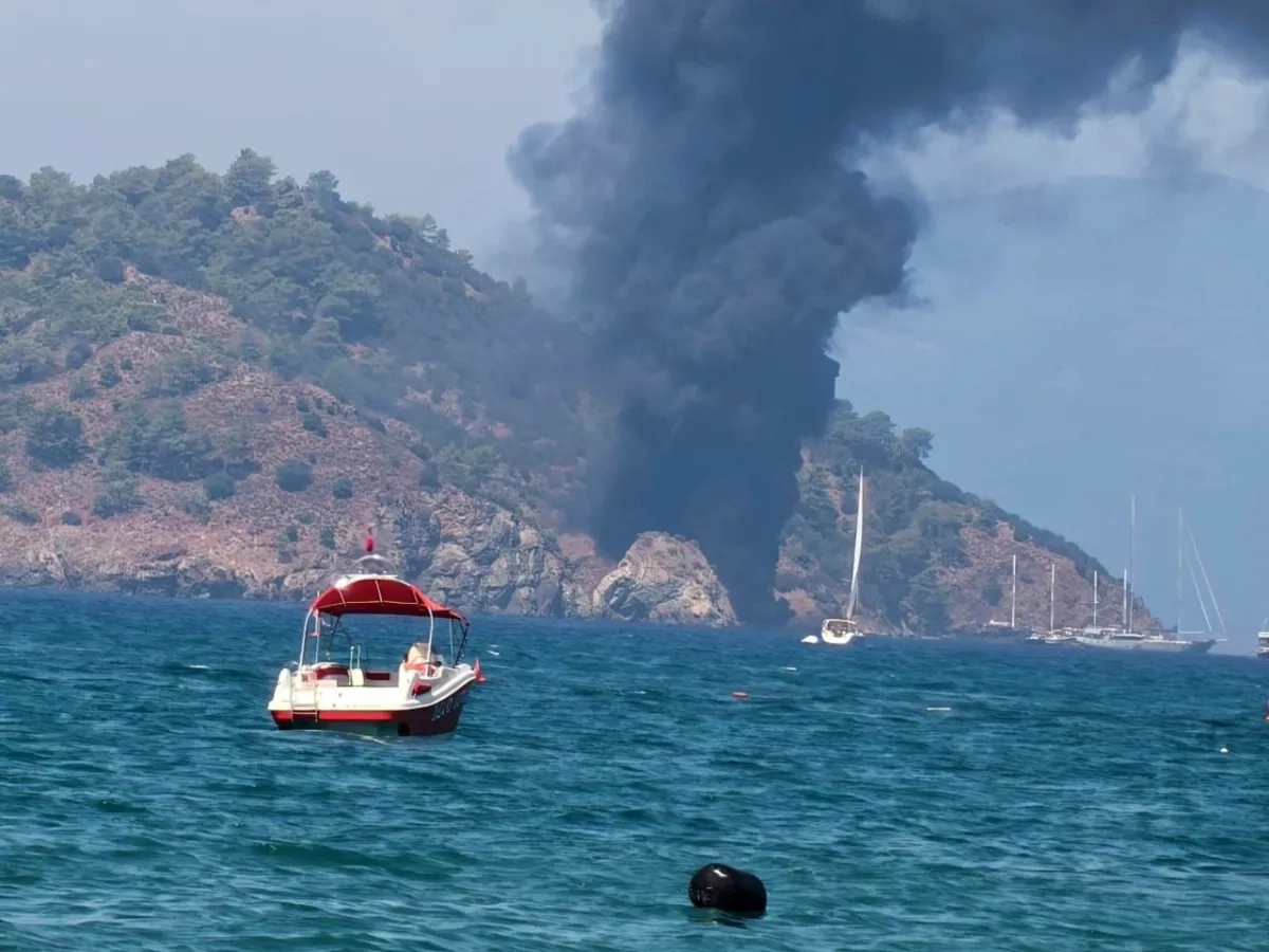 Tourist boat catches fire off Türkiye’s Fethiye with 115 people on board VIDEO / PHOTO
