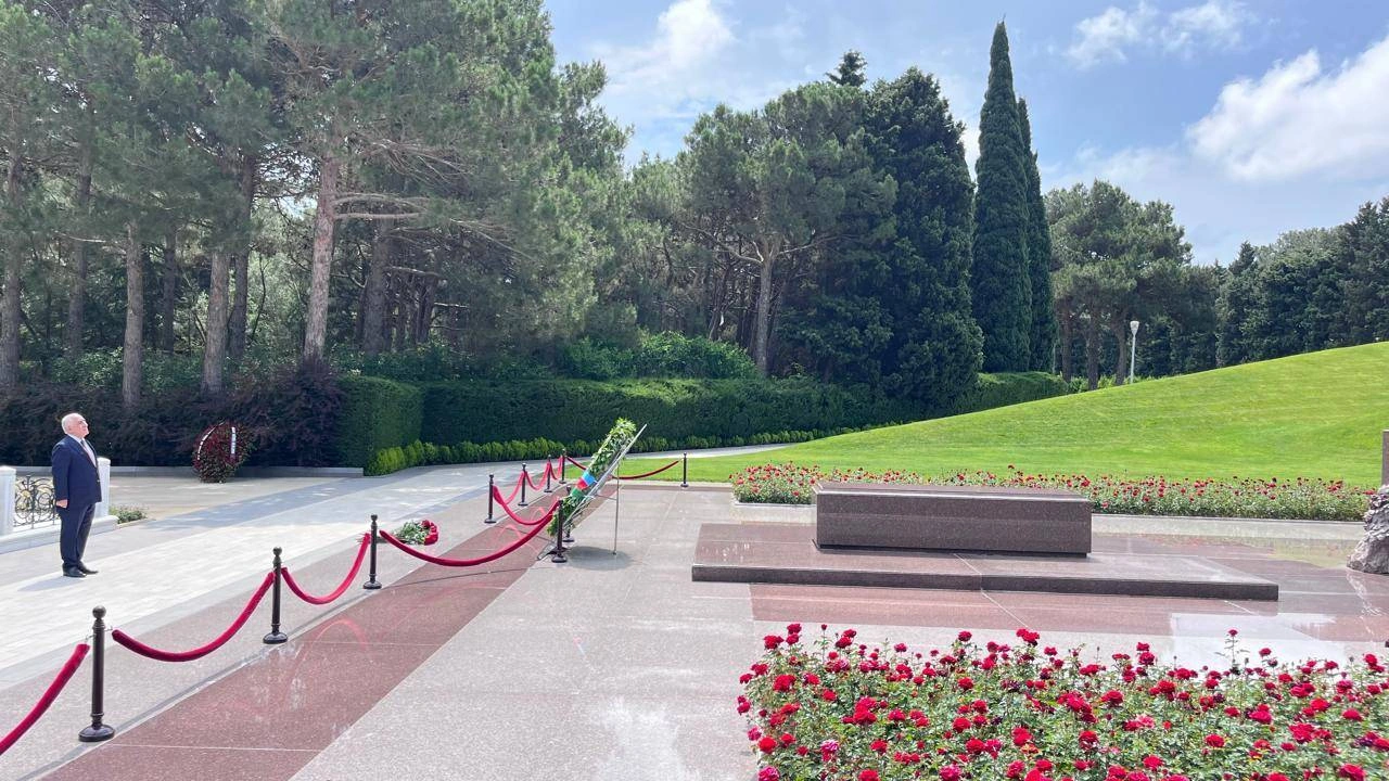 Azerbaijani prime minister visits grave of National Leader Heydar Aliyev in Alley of Honor