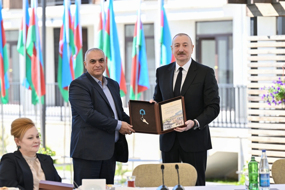 President Ilham Aliyev meets with families moving to first residential complex in Zangilan city (PHOTO)